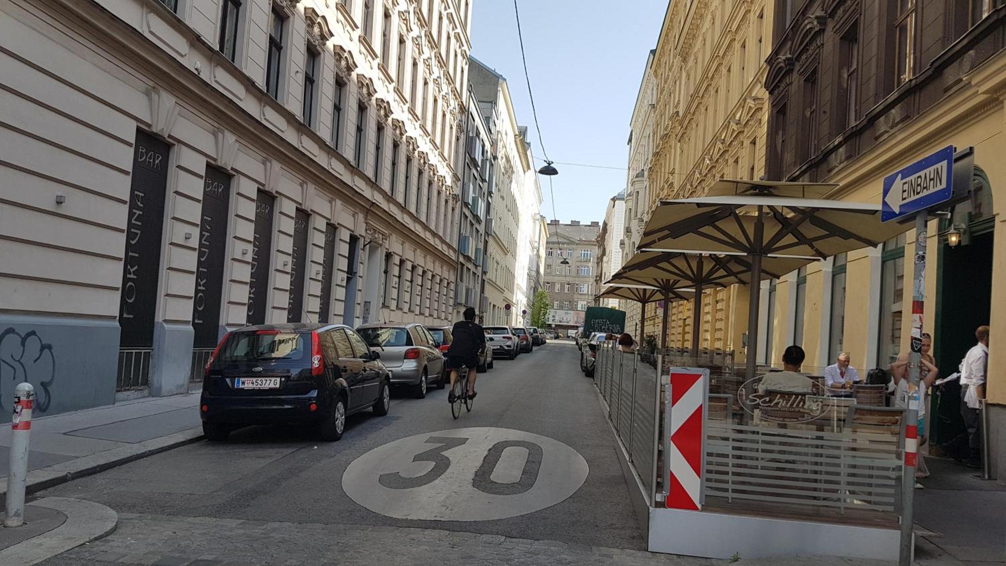 Gorgeous Viennese 10 Min To Center Apartament Wiedeń